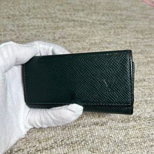 Authentic Forest Green Louis Vuitton Taiga 4 Key Holder